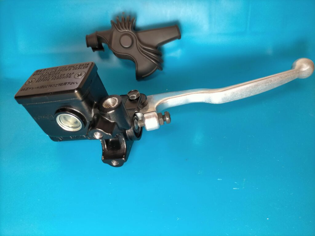 セロー250フロントブレーキの純正マスターシリンダー（リザーブタンク）とブレーキレバーの全体