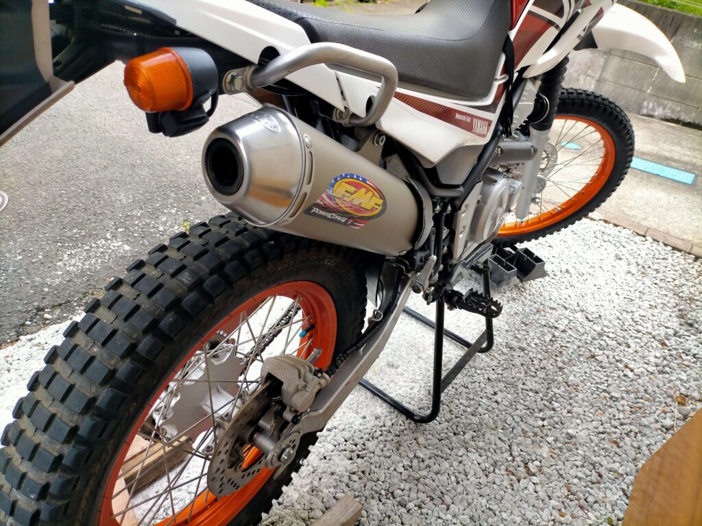 セロー２５０をバイクスタンドにのせ水平にする