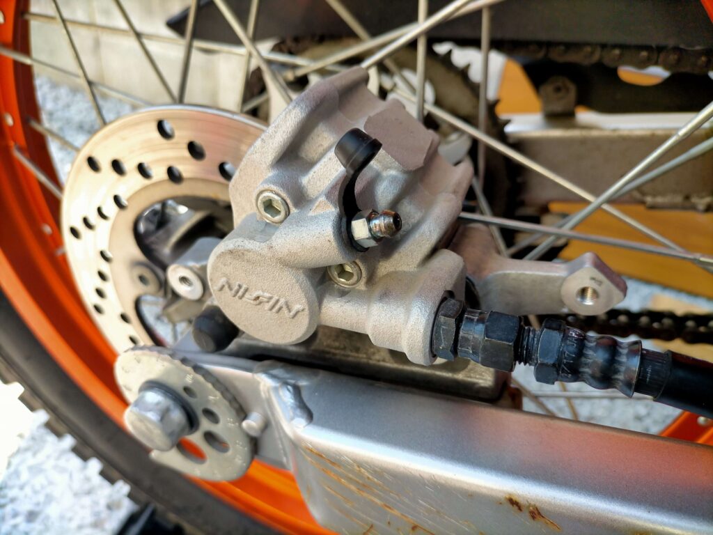 セロー250リヤブレーキキャリパーのブリードスクリューのゴムキャップを外してパーツクリーナーで清掃した状態