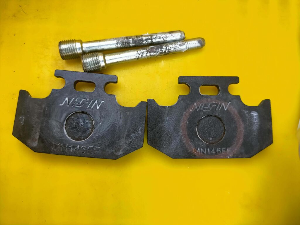 セロー250純正リヤブレーキパッドとキャリパーサポートボルト（スライドピン）のグリスアップした状態