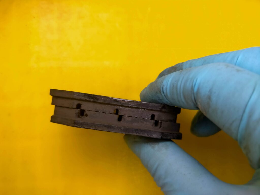 セロー250から取り外した純正リヤブレーキパッド2枚（走行8,700km使用・左右の摩耗差が確認できる状態）