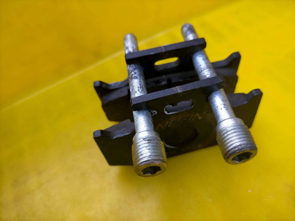 セロー250リヤブレーキキャリパーにおけるブレーキパッドとサポートボルト（スライドピン）の位置関係を示した状態