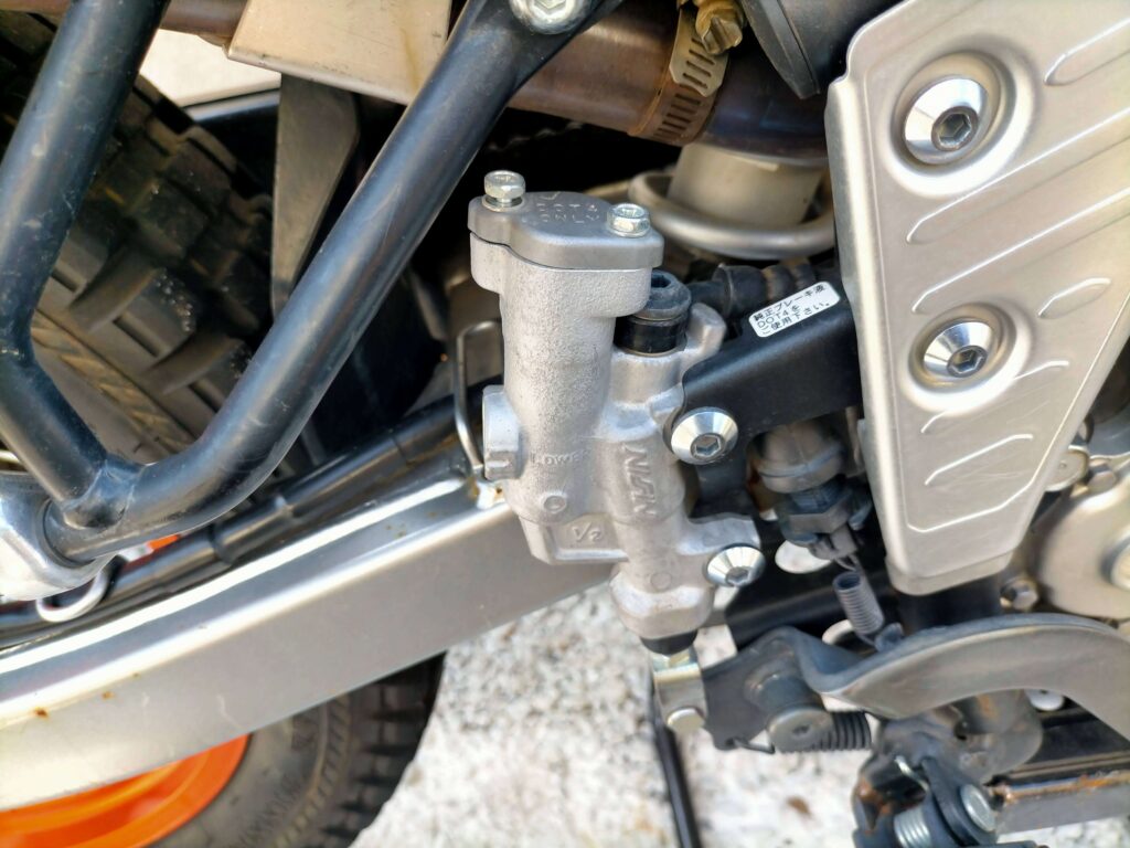 セロー250リヤブレーキのリザーバーキャップを取り外す作業