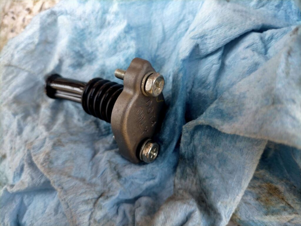 セロー250リヤブレーキから取り外したリザーバーキャップの状態