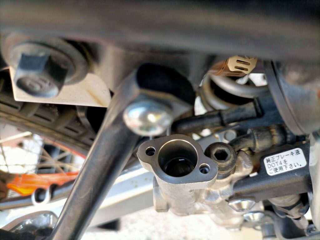 セロー250リヤブレーキのリザーバータンクに新しいDOT4ブレーキフルードを補充している作業