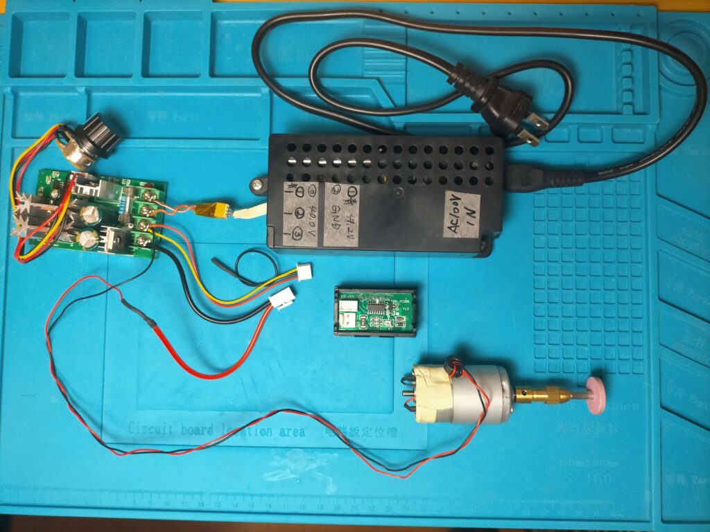 電源、モーター速度コントローラー、電圧電流計、モーター　実態写真図