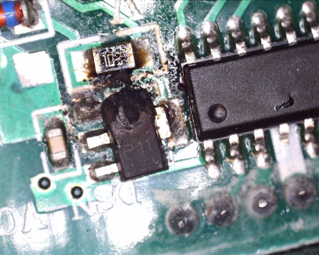 40V過電圧により電圧電流計内部のNPNトランジスタ（BL）が焼損した状態