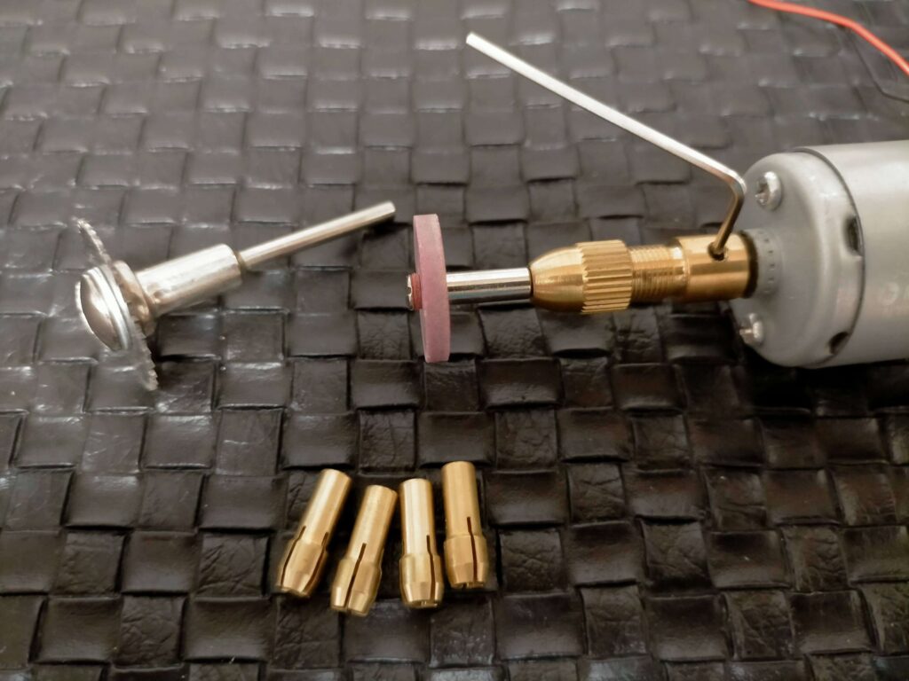 プリンターから取り出したDCモーターの軸にドリルチャックとルータービットを装着した状態