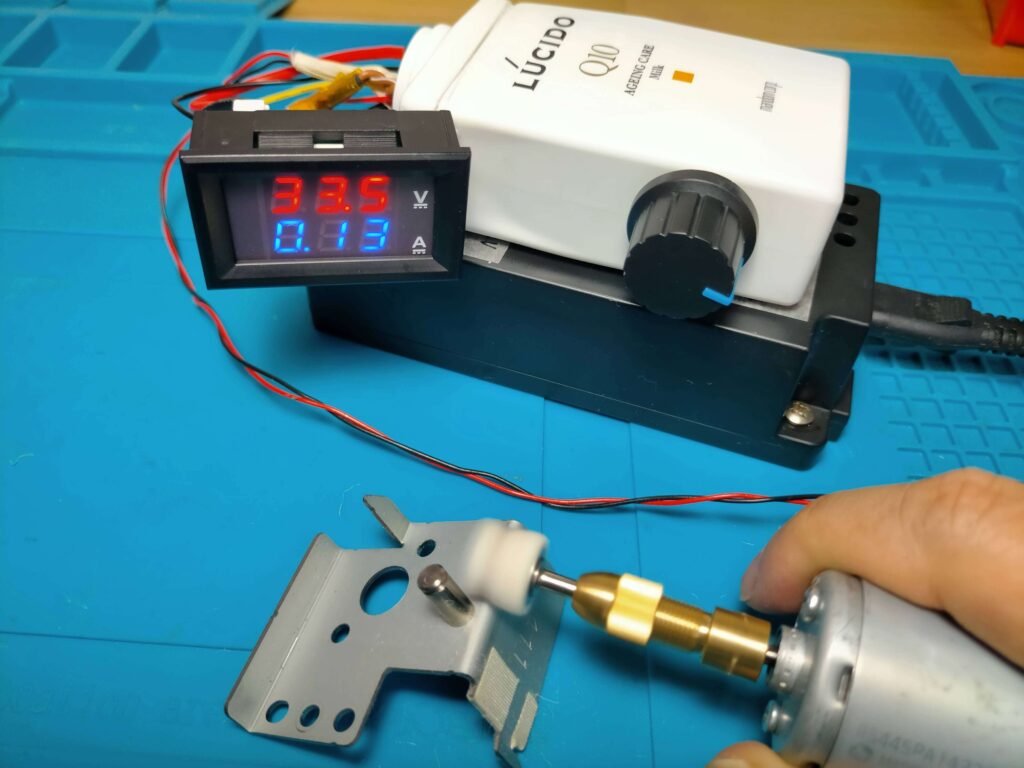 完成した自作高トルクルーターでワークに押し当てて研磨・磨き作業をテストしている様子