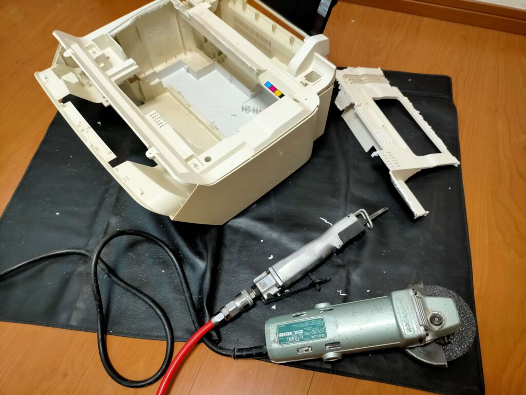 廃プリンターケースをカットしてサイズ調整中 - DIY工具箱製作工程