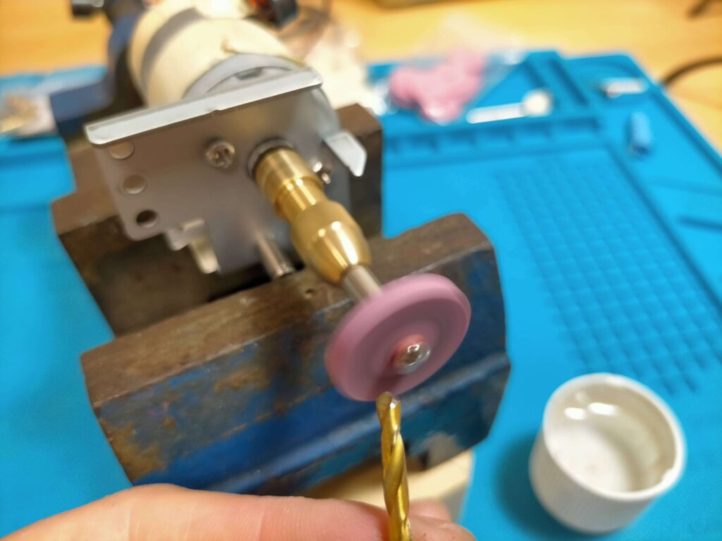 完成した自作ルーターを万力に固定してキリを研いでいる様子