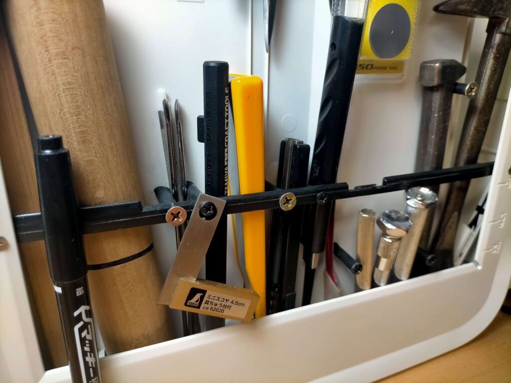 自作仕切り設置 - プリンター端材とビスで工具箱内部を区切る