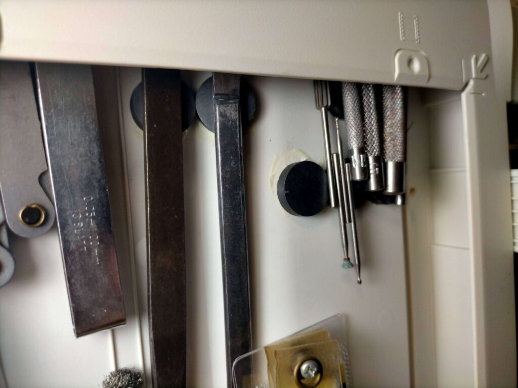 100均マグネットとビスで作った工具フック - プリンター工具箱カスタム
