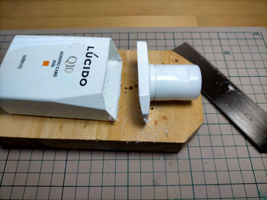 乳液の空き箱をノコギリで切断しコントローラーケースとして加工した完成状態