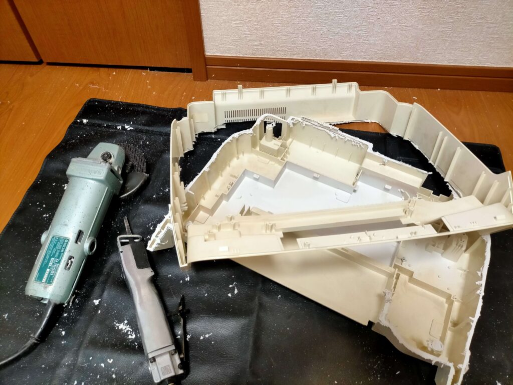 プリンターケースを厚み半分にグラインダーカット - 工具箱リメイク手順