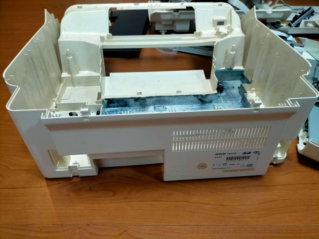 プリンターアウターケース内部のインク汚れ close-up - エコ工具箱DIY準備