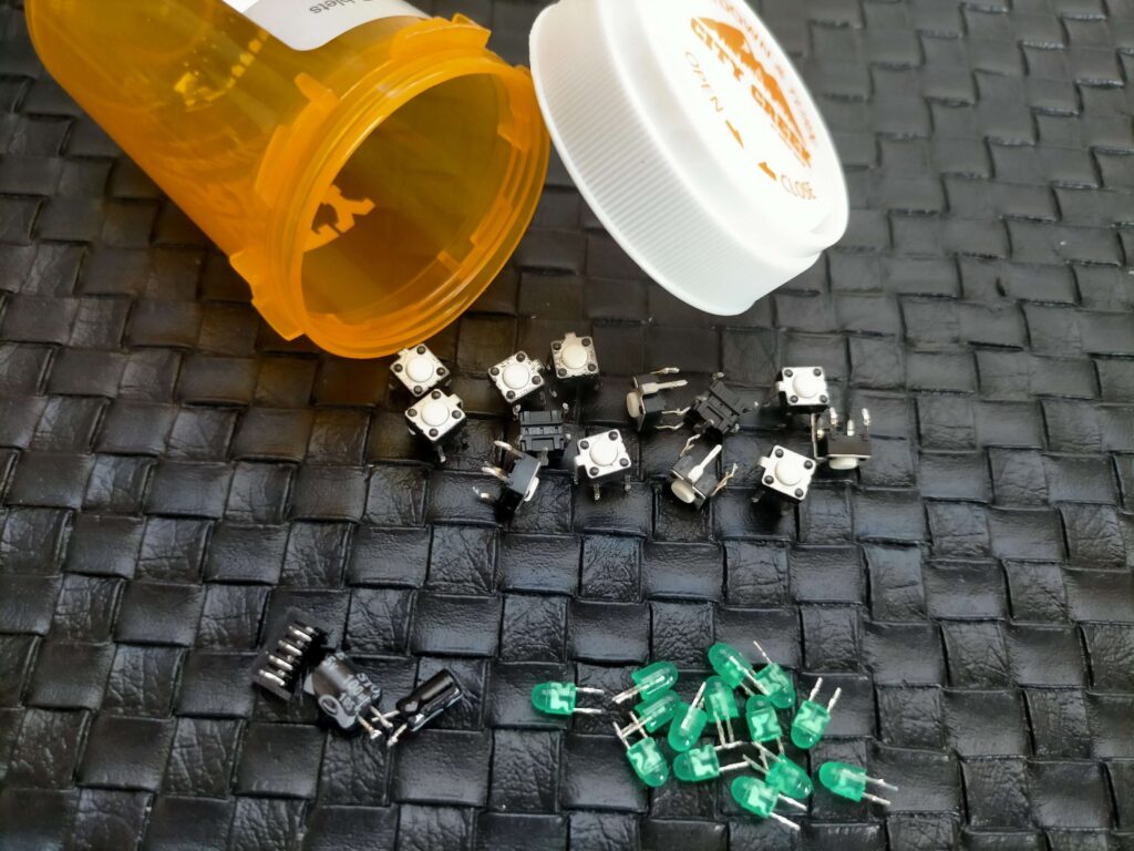 廃プリンターから回収した電子部品 - LED スイッチ コンデンサなど工作素材