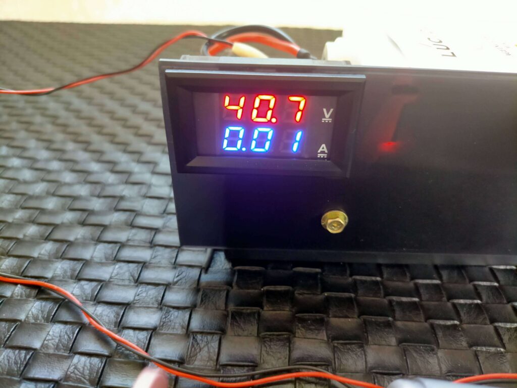 電圧電流計に定格を超える40Vを印加して発煙・故障する直前の様子