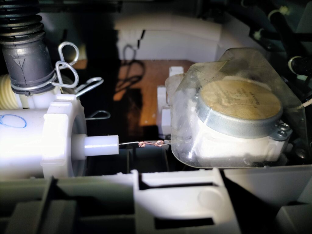 排水弁が開いた状態（脱水時・排水する）