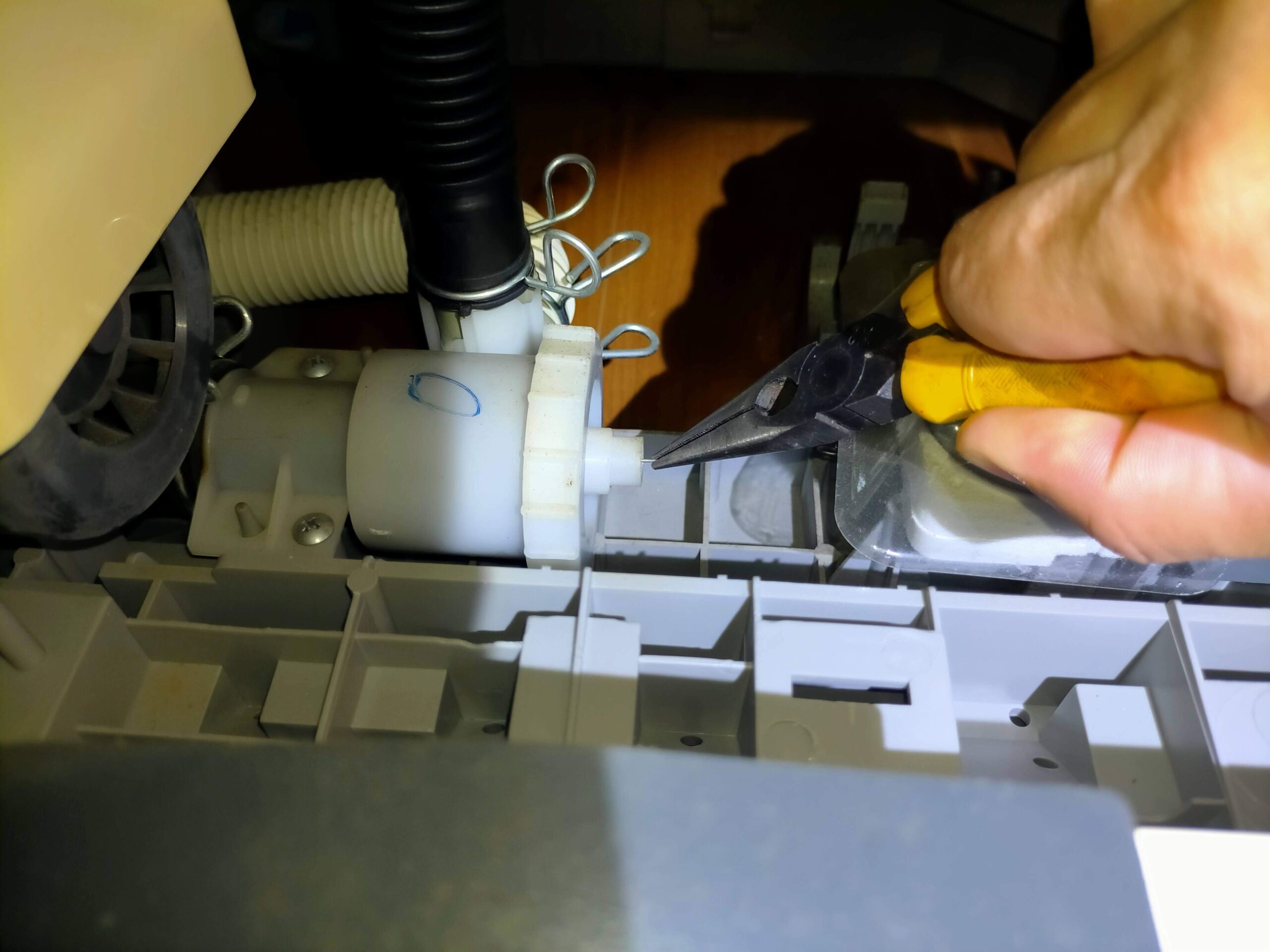 排水弁のスプリングを引き出す作業（バネ加工準備）