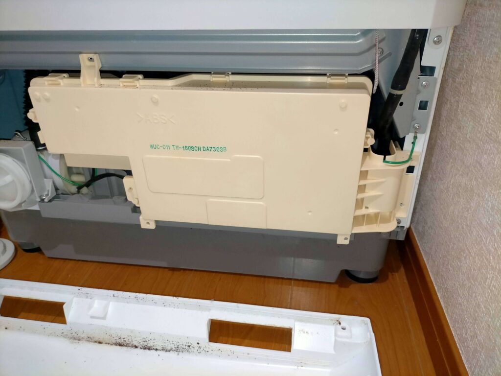 ドラム式洗濯機の電子ユニット（基板・配線集中部・5本のネジで固定）