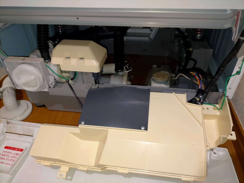 ドラム式洗濯機の電子ユニットを外した様子