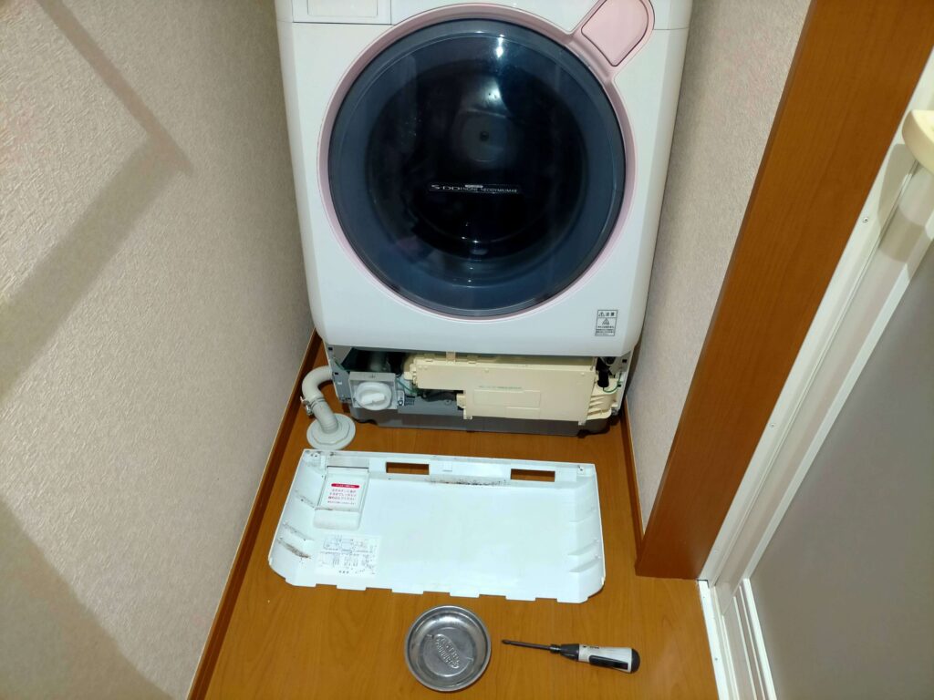 ドラム式洗濯機フロント下部カバー取り外し（目隠し板除去）