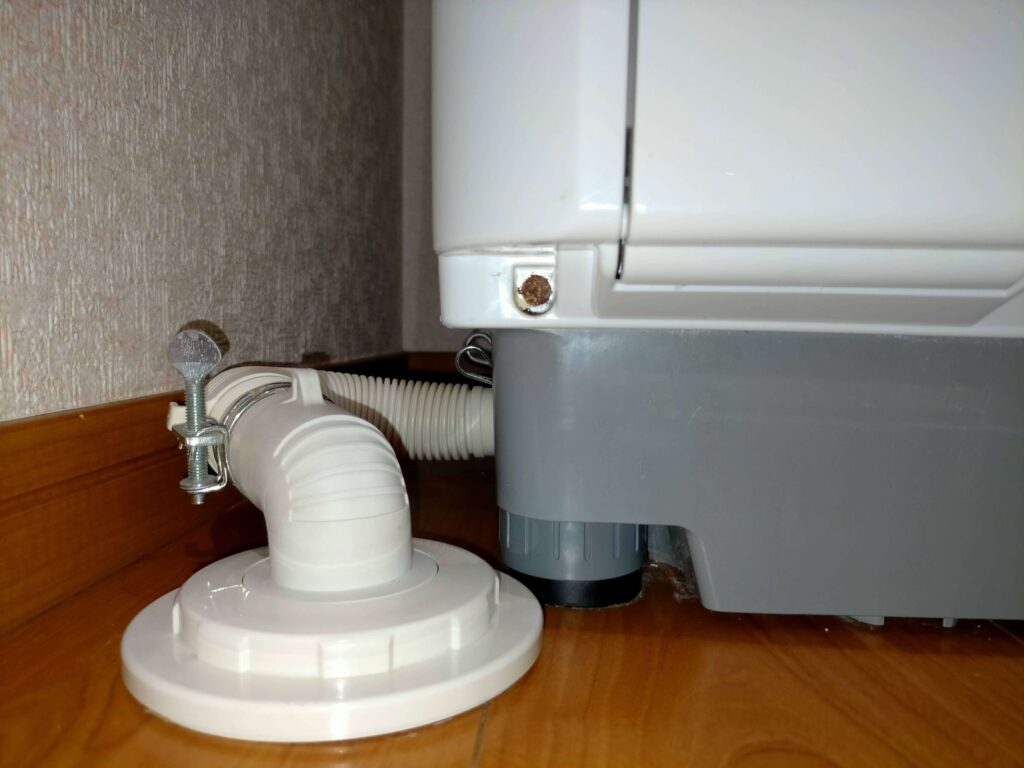 錆びたフロント下部カバー固定ネジ（2本・16年経過で腐食）