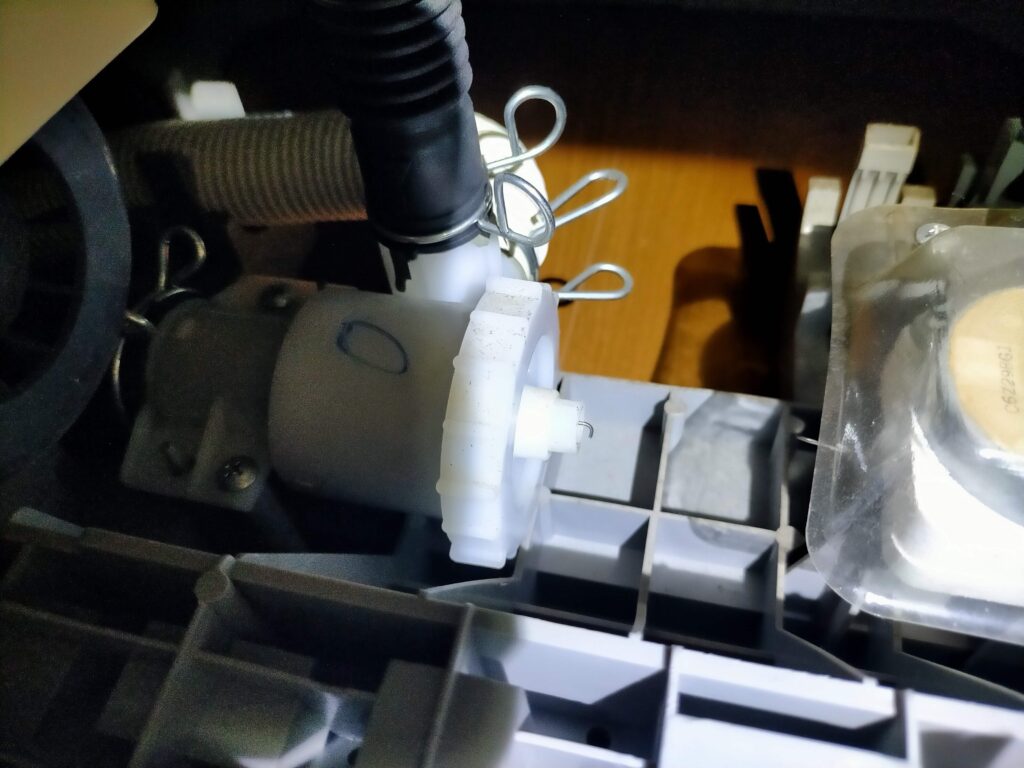 排水弁のスプリングをフック状に曲げる（強力プライヤー使用・硬いバネ）