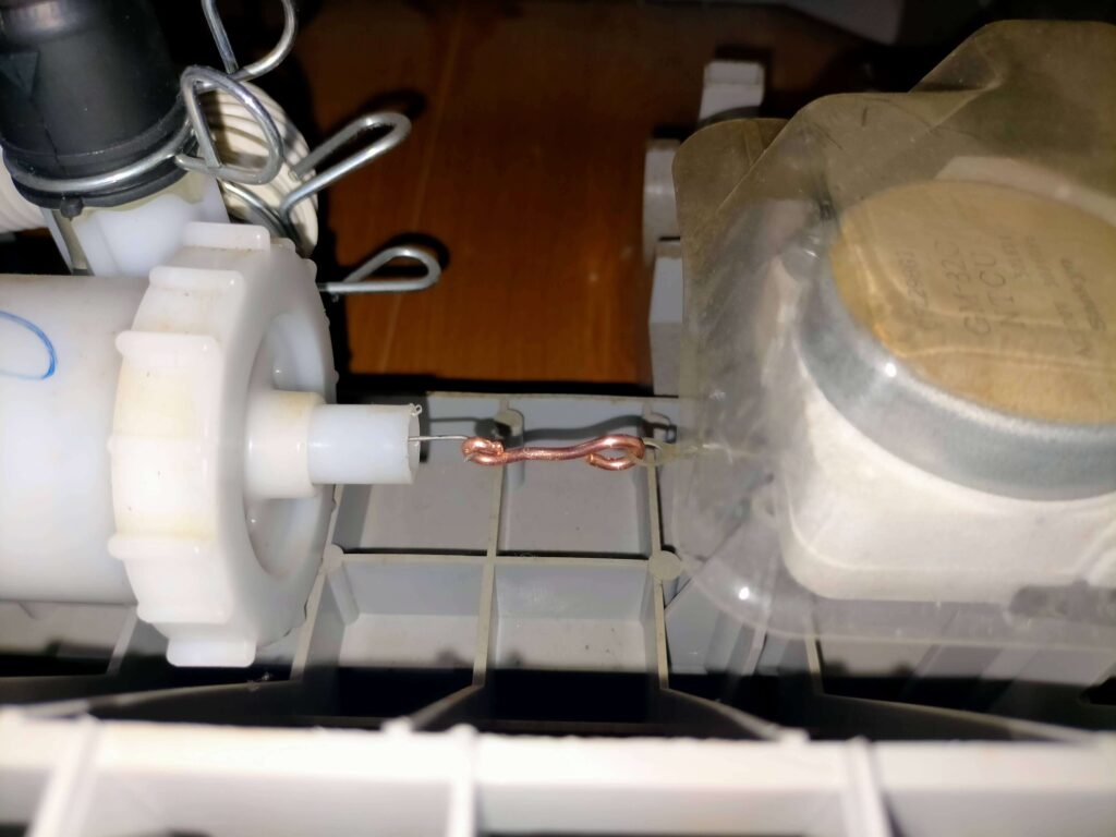  φ2mm銅線で自作した連結パーツ（モーターとスプリングを繋ぐ人工腱）