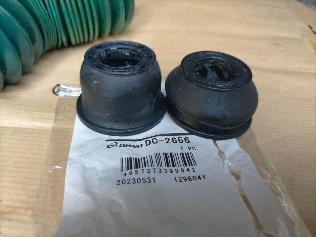 外したタイロッドエンドブーツと新品の比較