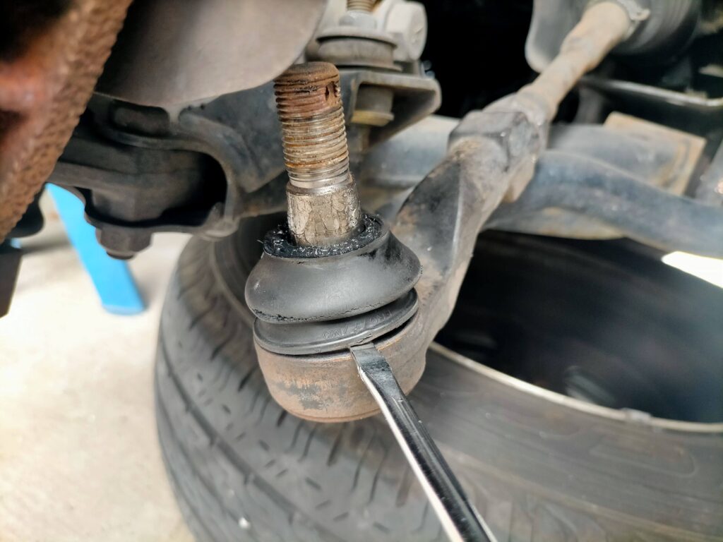 破れたブーツをタイロッドエンドから取り外す