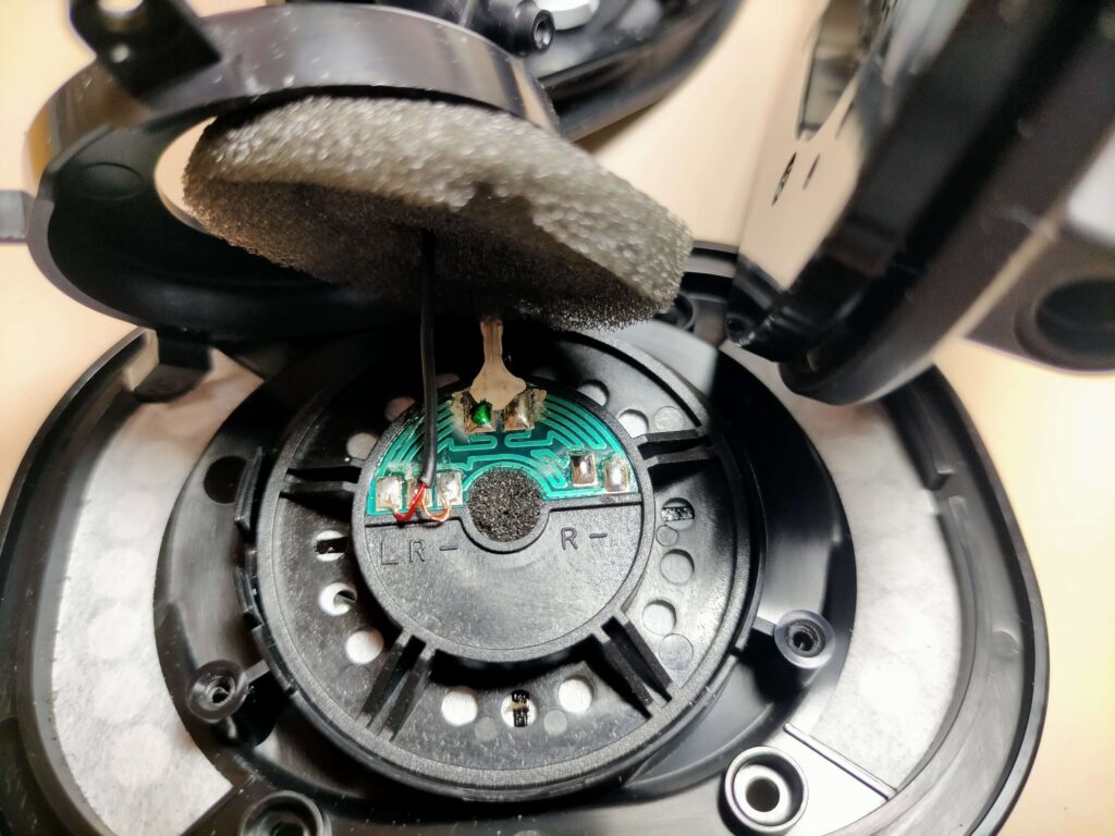 HPH-MT8右ハウジングのドライバーユニットカバー（ネジ3本）を外した様子（スポンジも剥がせる）