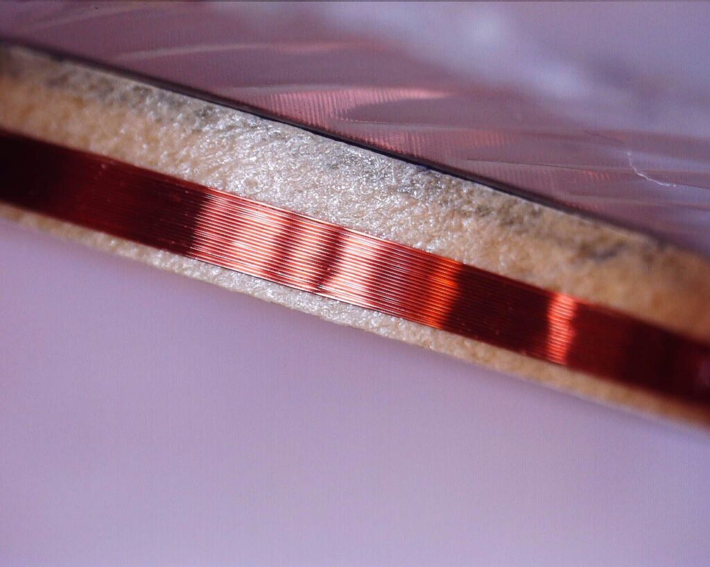 ボビンに巻かれたボイスコイル側面マイクロスコープ