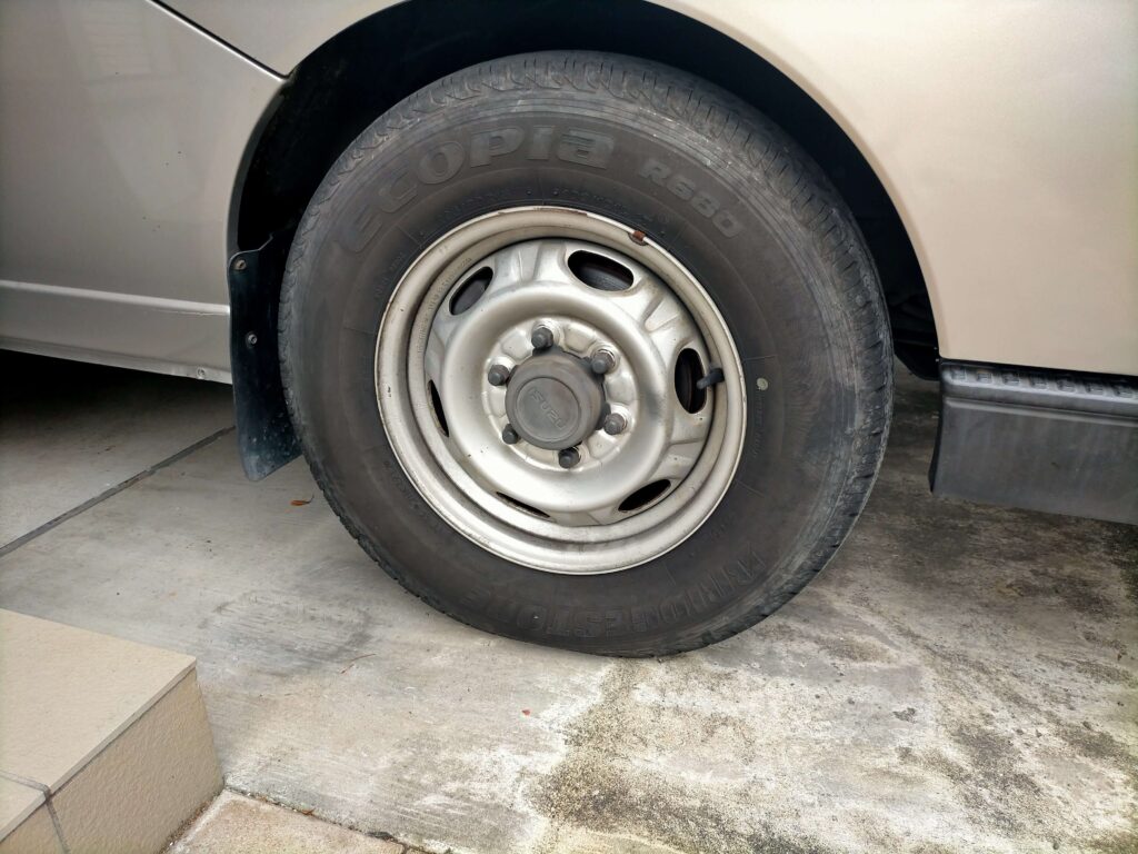 いすゞコモ右Frタイヤ取り付け