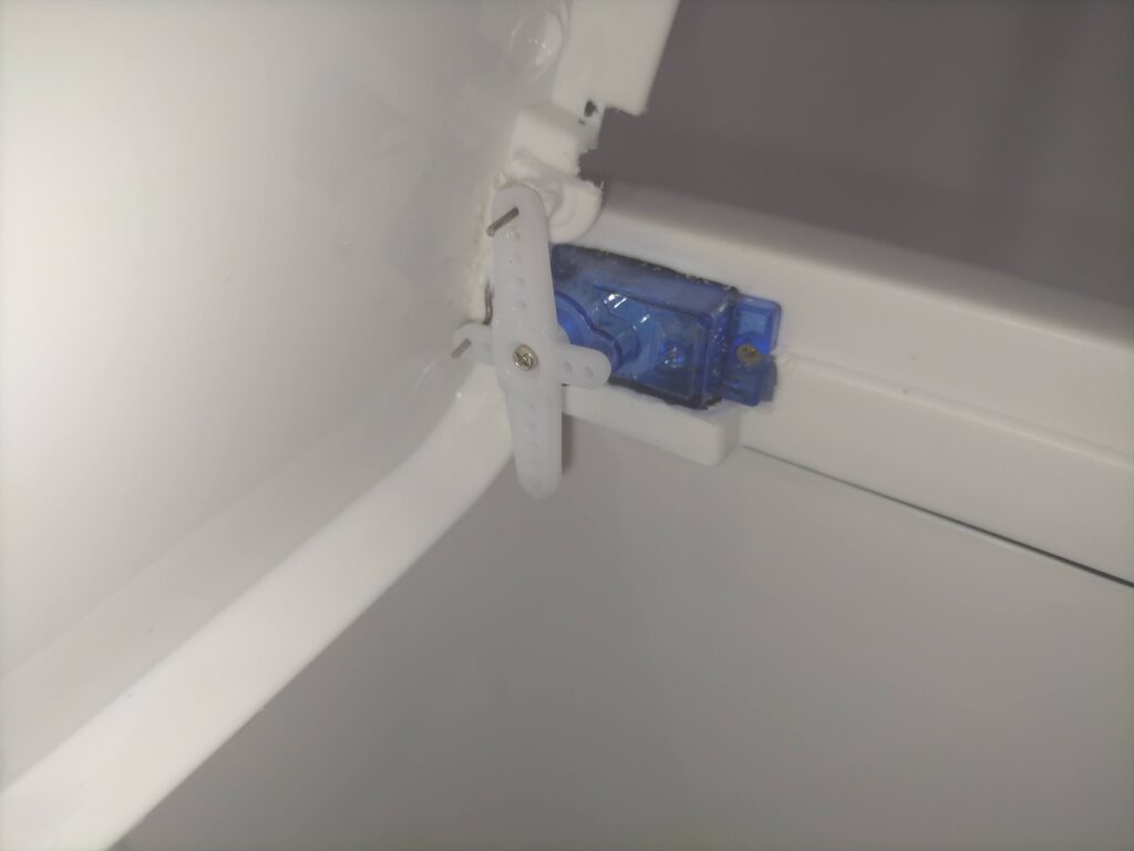 自動開閉ゴミ箱完成後のSG90サーボモーター取付部分のアップ