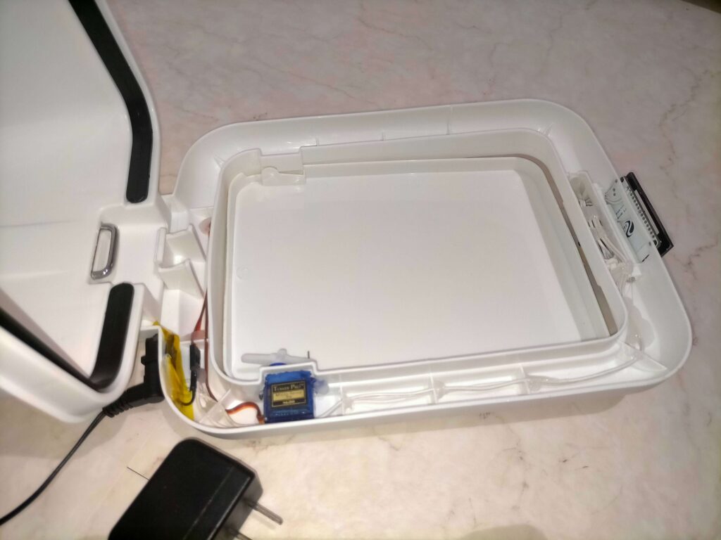 自動開閉ゴミ箱の蓋内部に収納した配線・ESP32・サーボモーターの全体レイアウト
