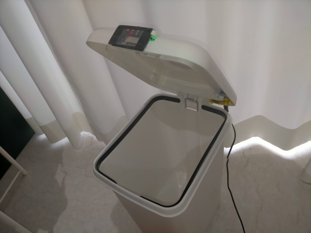 自動開閉ゴミ箱でペダルを踏んでも従来どおり蓋が開閉できることを確認している様子