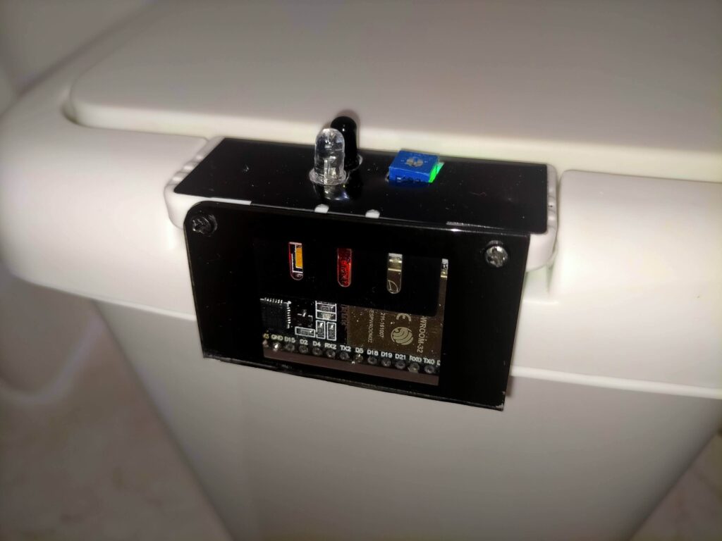 ゴミ箱前面にIRセンサーとESP32マイコンを取り付けた完成状態（表面）