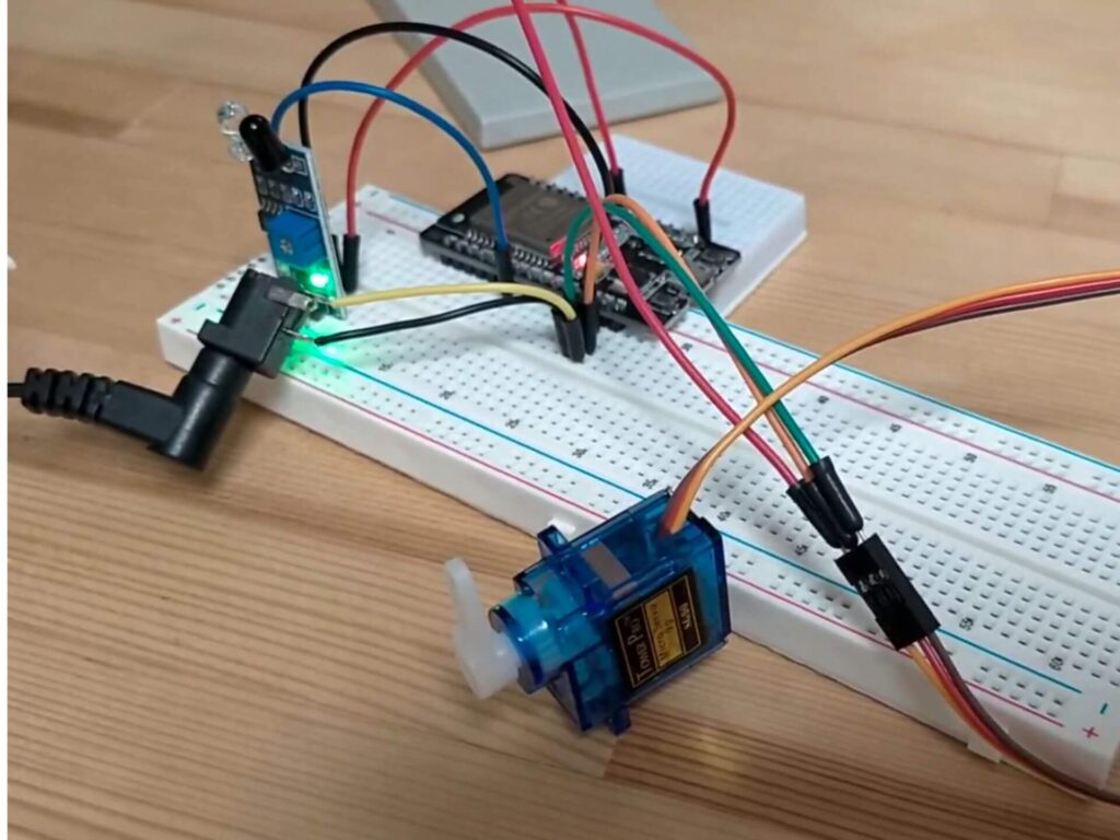 ESP32・SG90サーボモーター・IRセンサーをブレッドボード上に組んだ仮動作確認の様子