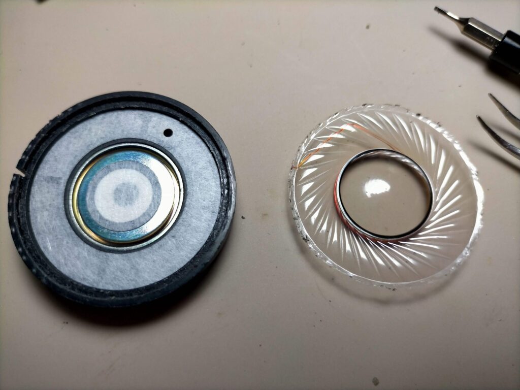 フィルム振動板をフレームから剥がした様子(マイナスドライバーとピンセット使用)