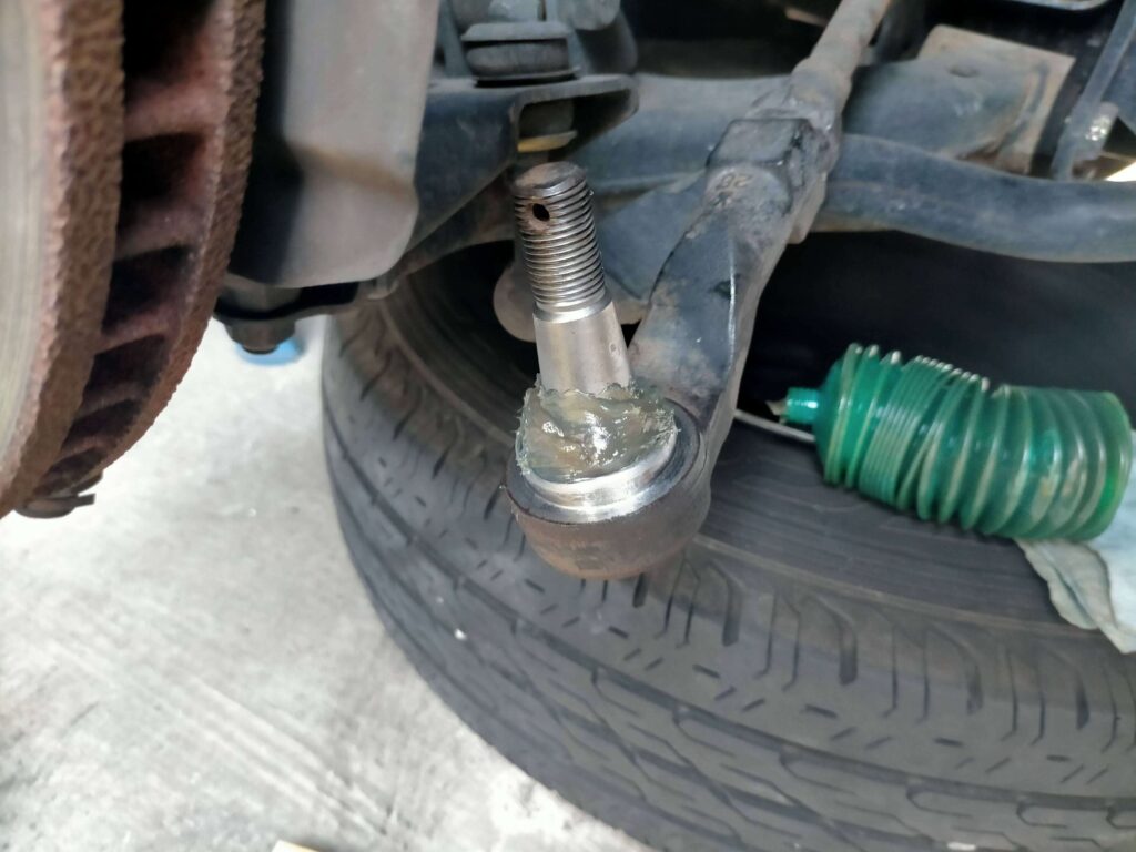 タイロッドエンドにシャーシグリスを補充