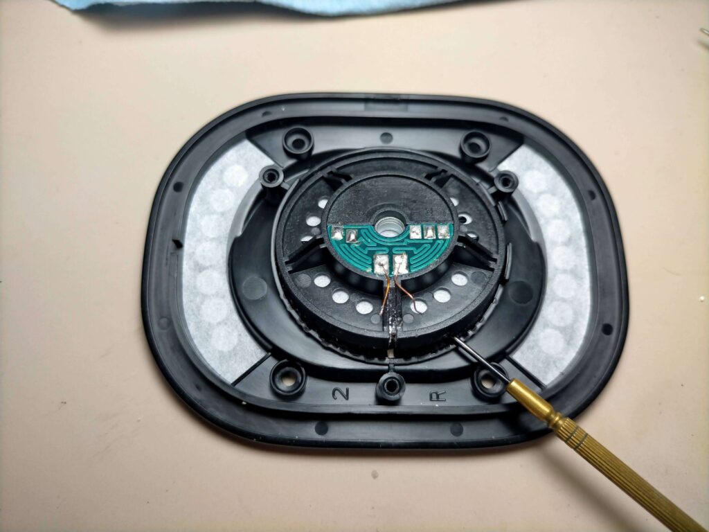 HPH-MT8ハウジング裏からマイナスドライバーでドライバーユニットをこじる