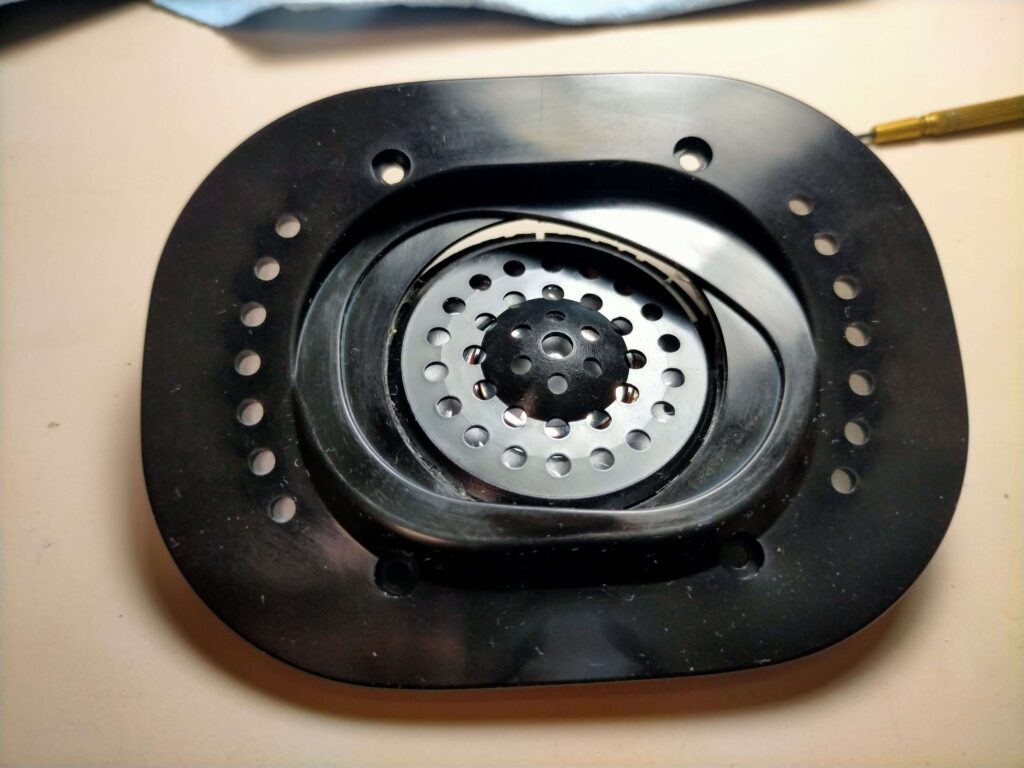 HPH-MT8右ハウジングからドライバーユニット外す表写真