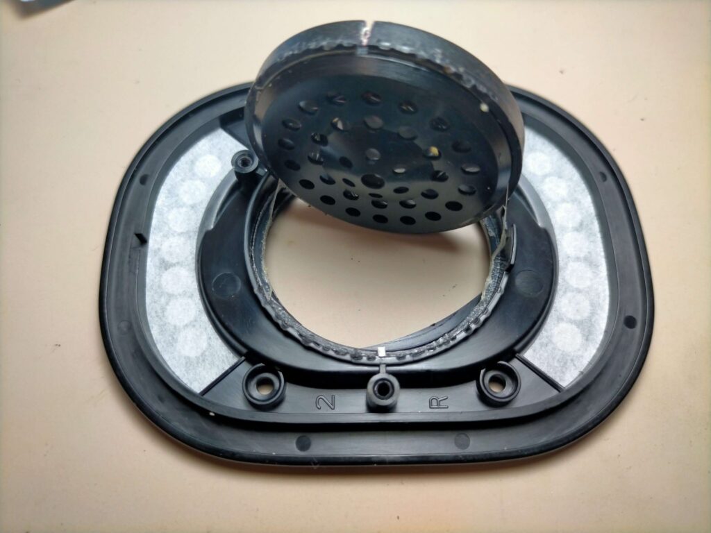 HPH-MT8右ドライバーユニットをハウジングから外した様子