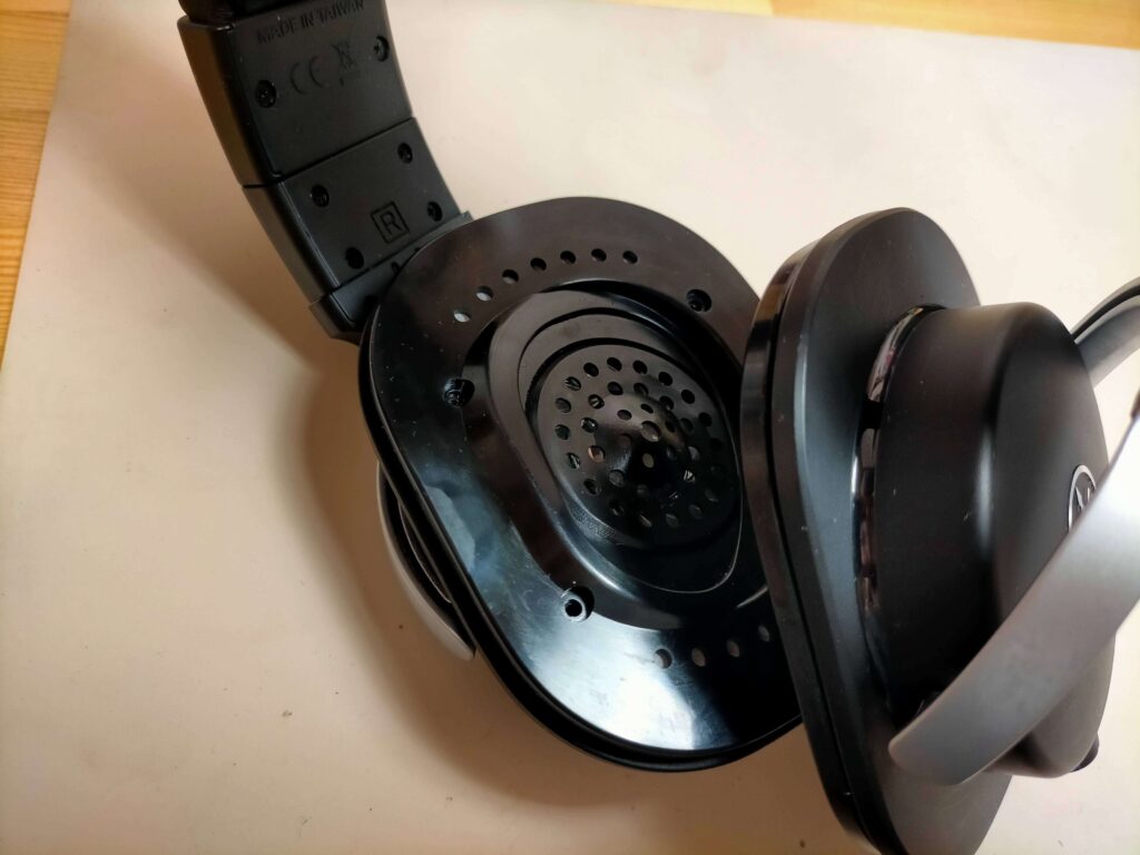 HPH-MT8イヤーパッド取り外し後（ハウジング露出状態）