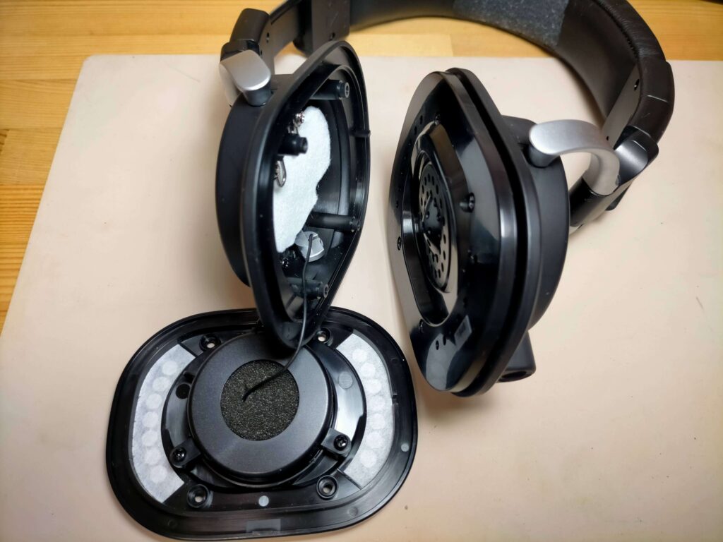 HPH-MT8ハウジング（ネジ4本）を外した様子