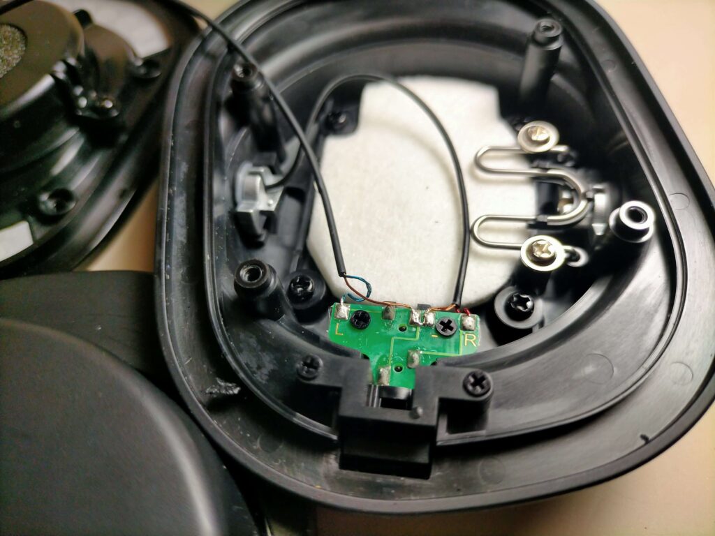 HPH-MT8の左ハウジング内ヘッドホンジャック端子板