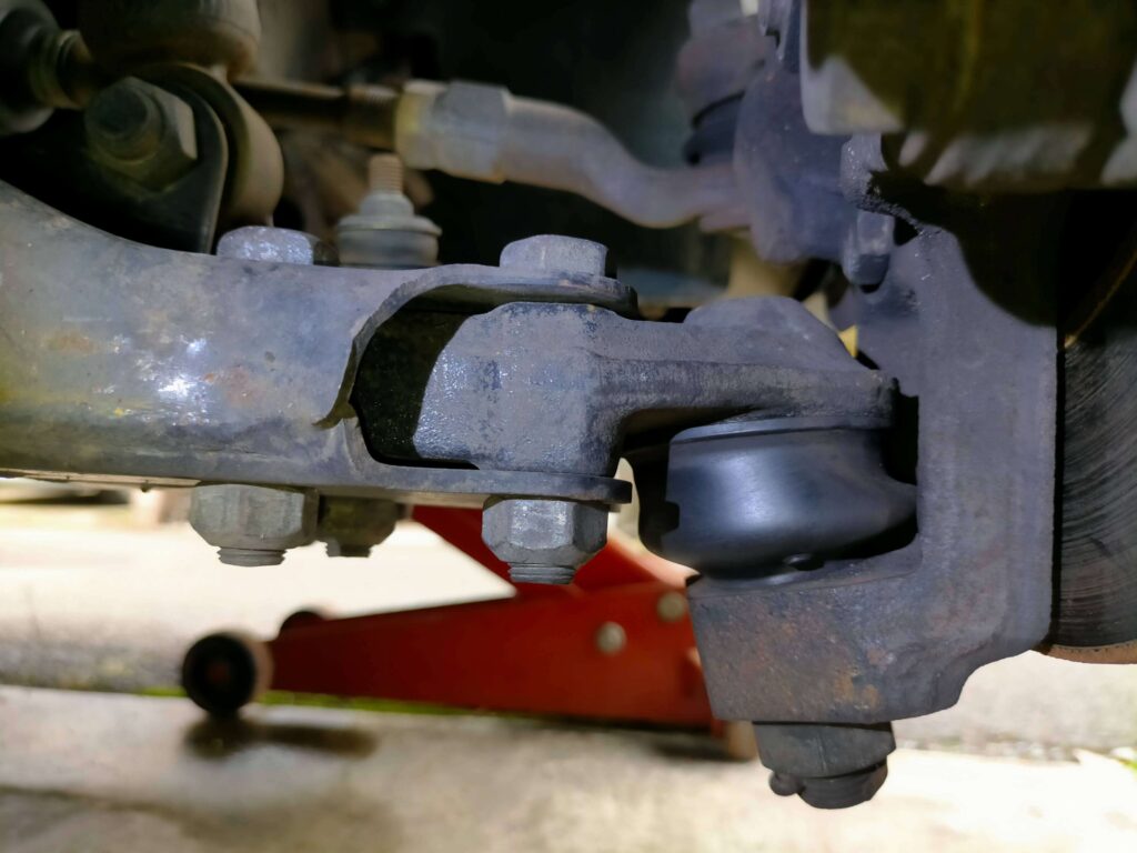 ブーツ交換後のロアアームをナックルに再取り付け