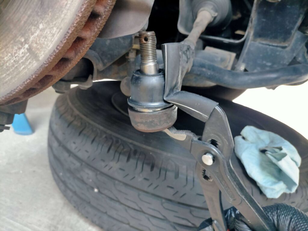 新しいブーツをタイロッドエンドに装着